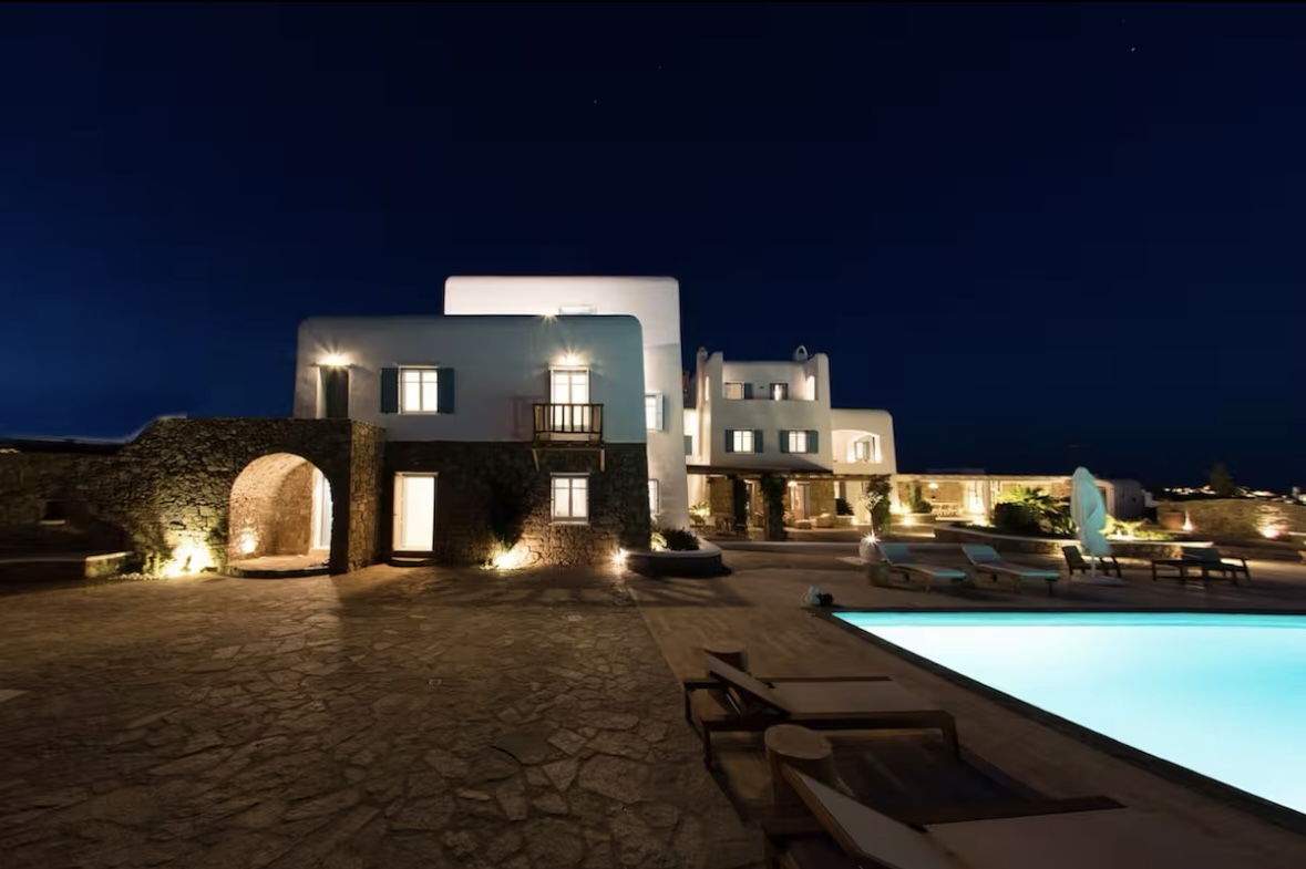 Outdoor dining and pool deck